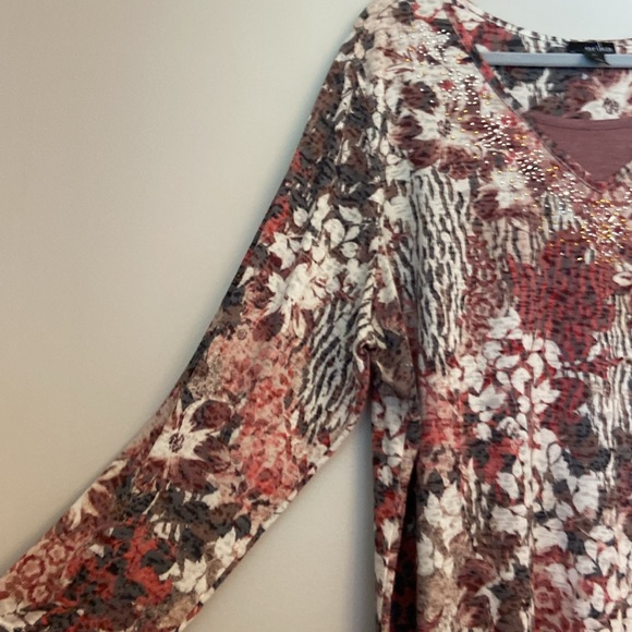 ⭐️ Erika Embellished Floral Print V neckline Long Sleeve Top women’s size 3X - Picture 3 of 6